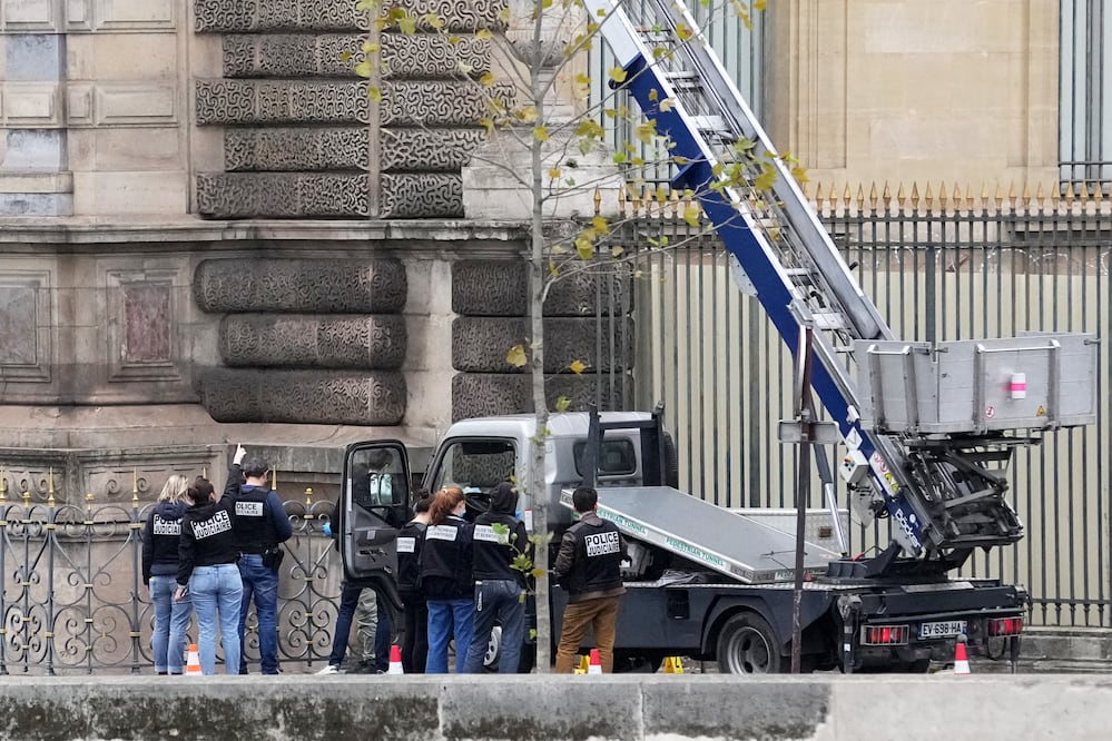 “Un robo digno de James Bond”: Bastaron 8 minutos y un chaleco amarillo para el robo en Louvre que humilla a Francia. (AP Photo/Thibault Camus)