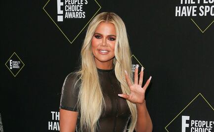 Khloé Kardashian remarca sus curvas con traje de baño azul