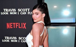 Kylie Jenner presume vientre plano y curvas de infarto con crop top 