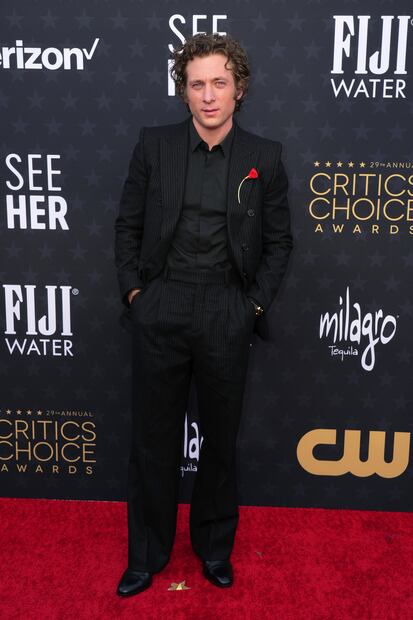 Jeremy Allen White le copia a Raw Alejandro y usa lujoso broche rojo alusivo a Rosalía en los Critic’s Choice. Foto: AP