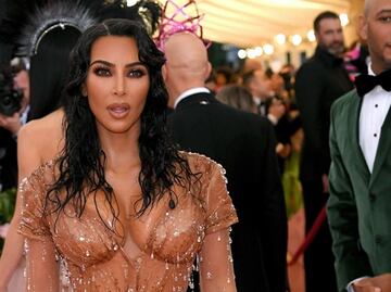 Kim Kardashian muestra curvas de impacto con catsuit 'animal print'
