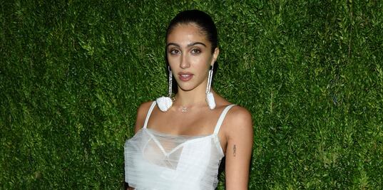 Hija de Madonna disfruta de Miami en bikini amarillo neón