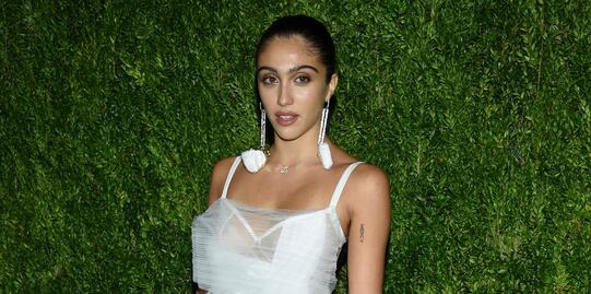 Hija de Madonna disfruta de Miami en bikini amarillo neón