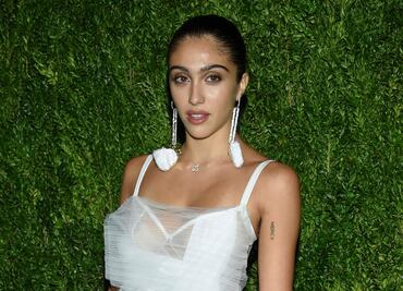 Hija de Madonna disfruta de Miami en bikini amarillo neón