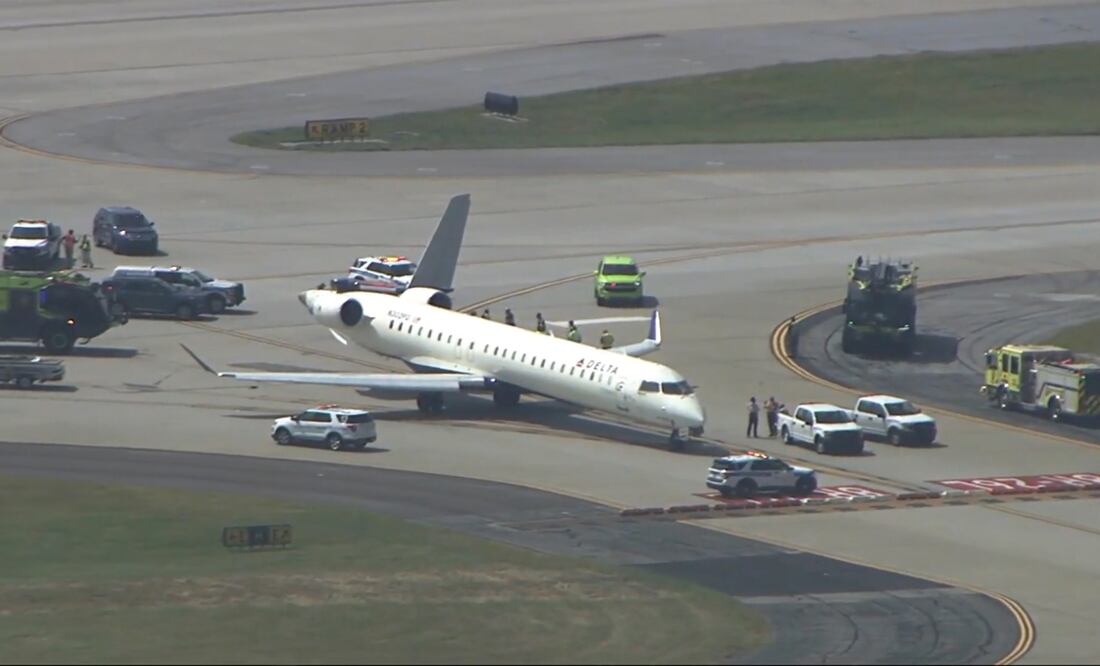 ¡Aterrador! Chocan dos aviones de Delta en la pista del aeropuerto de Atlanta   (WSB via AP)