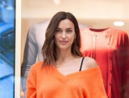 Irina Shayk luce figura 'de impacto' con shorts de cuero en NY