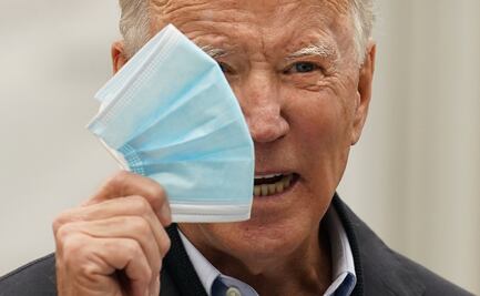 Roba excavadora para derribar carteles de campaña de Joe Biden 