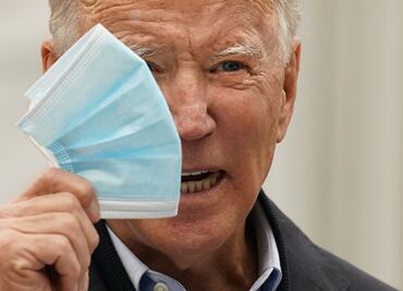 Roba excavadora para derribar carteles de campaña de Joe Biden