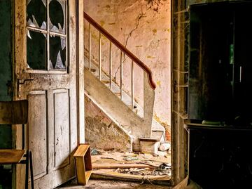 Hallan viva bajo una escalera a niña desaparecida hace 2 años