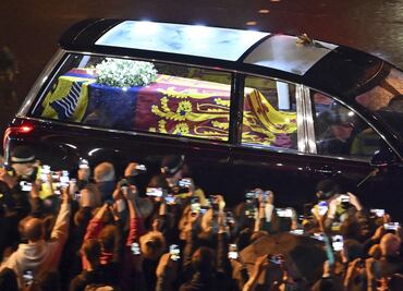 Bajo la lluvia, restos de Isabel II llegan al Palacio de Buckingham