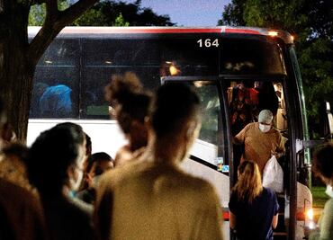 Niños migrantes enfrentaron espera prolongada y angustia en refugio de Texas