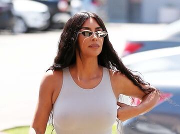 Kim Kardashian lleva look ajustado y braless a Woodland Hills