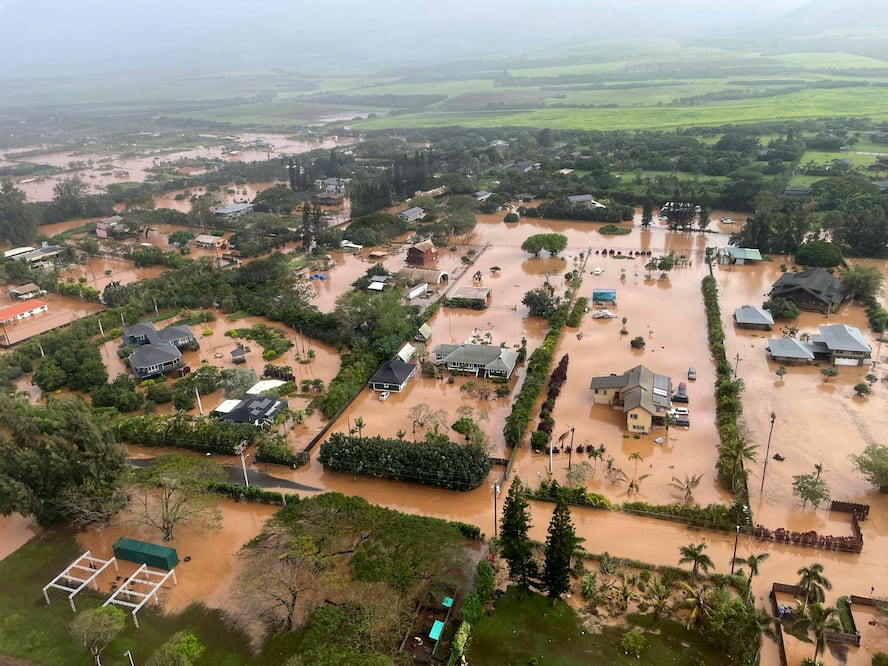 Emergencia en Hawái: inundaciones históricas dejan miles sin luz y obligan a rescates masivos. (Photo by HANDOUT / US Coast Guard / AFP)