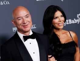 Lauren Sánchez luce arriesgado escote y cinturita con vestido escarlata para festejar a Jeff Bezos