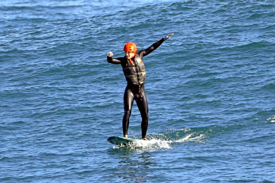 Captan a Mark Zuckerberg surfeando en playas de Hawái 
