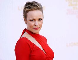 Rachel McAdams arranca suspiros con un vestido rojo ‘cut out’ en Los Ángeles