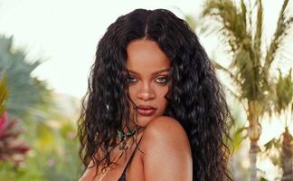Rihanna conquista Instagram con bikini negro en la piscina