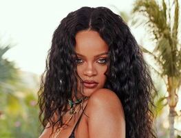 Rihanna conquista Instagram con bikini negro en la piscina