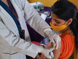 Dosis de refuerzo no frenarán al Covid, advierte la OMS