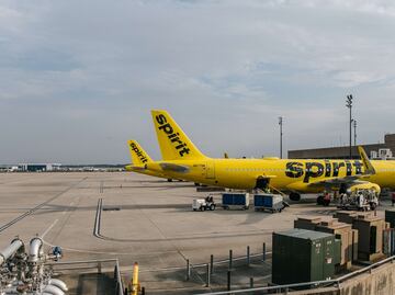 Arrestan a pasajeros ‘rebeldes’ por no usar cubrebocas en aeropuerto de EU