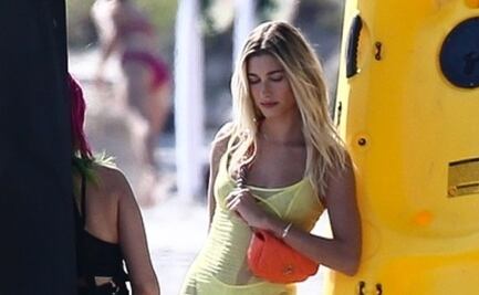 Hailey Bieber luce bikini con vestido traslúcido en Miami