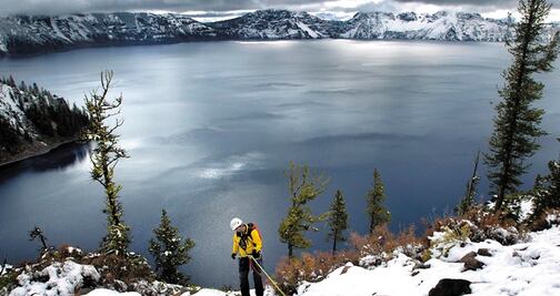 Rescatan a hombre tras caer en el Crater Lake en Oregon 
