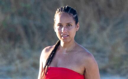 Alicia Keys luce su belleza al natural con traje de baño strapless en México 