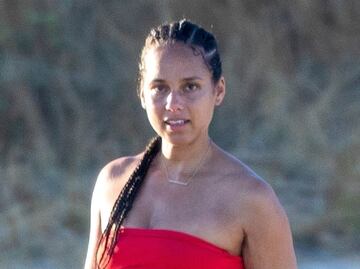 Alicia Keys luce su belleza al natural con traje de baño strapless en México