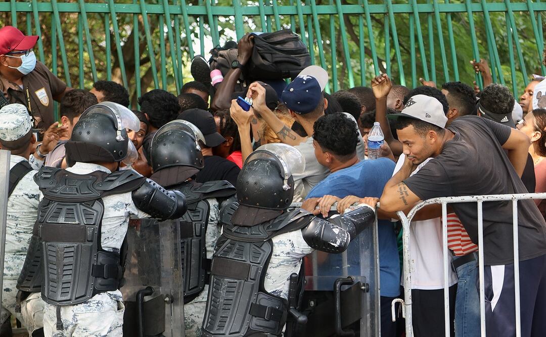 Migrantes urgen al Gobierno permisos para transitar hasta la frontera norte y aprovechar lo que perciben como una oportunidad para cruzar. Foto: EFE/Juan Manuel Blanco