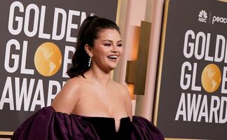 Selena Gomez derrocha belleza y glamour con vestido bustier en los Golden Globes