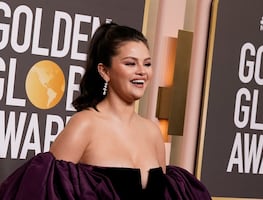 Selena Gomez derrocha belleza y glamour con vestido bustier en los Golden Globes