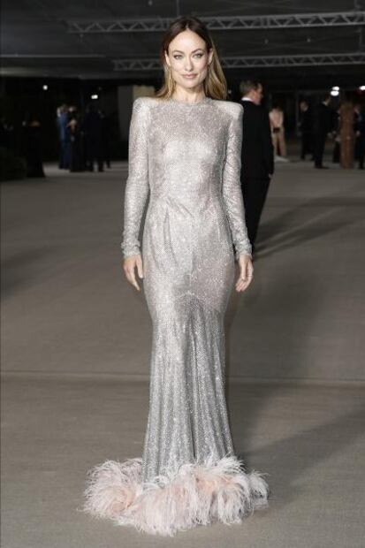 Olivia Wilde se luce elegante en vestido negro con atrevido escote 