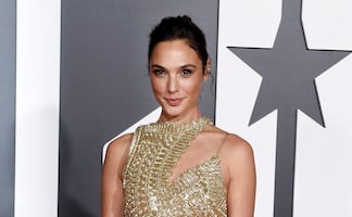 Gal Gadot se luce al natural con ropa deportiva en mercado de Los Ángeles