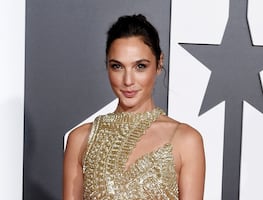 Gal Gadot se luce al natural con ropa deportiva en mercado de Los Ángeles