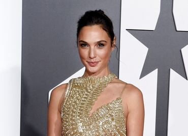Gal Gadot se luce al natural con ropa deportiva en mercado de Los Ángeles
