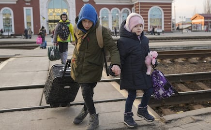 Miles de ucranianos tratan de huir del ataque ruso hacia Rumanía y Eslovaquia