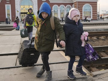 Miles de ucranianos tratan de huir del ataque ruso hacia Rumanía y Eslovaquia