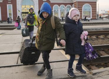 Miles de ucranianos tratan de huir del ataque ruso hacia Rumanía y Eslovaquia