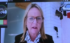 "Pueden ver mi ropa, no pasa nada": política de Nueva Zelanda se vuelve viral tras aparecer en su baño durante una reunión
