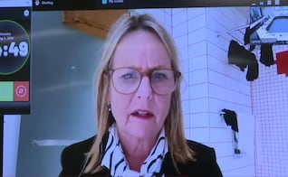 "Pueden ver mi ropa, no pasa nada": política de Nueva Zelanda se vuelve viral tras aparecer en su baño durante una reunión