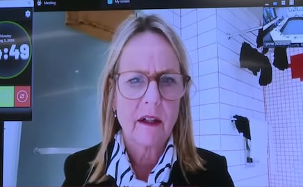 "Pueden ver mi ropa, no pasa nada": política de Nueva Zelanda se vuelve viral tras aparecer en su baño durante una reunión