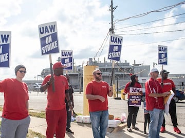 Huelga histórica en el sector automovilístico de EU: Las claves del conflicto laboral