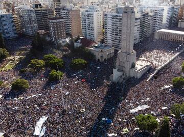 Rosario celebra a sus hijos campeones del mundo: Messi y Di María