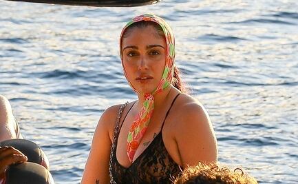 Hija de Madonna presume su silueta con catsuit de encaje traslúcido y bikini en St. Barts