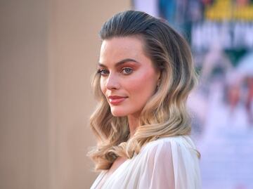Margot Robbie deslumbra con vestido de escote profundo en premier