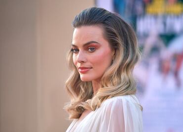 Margot Robbie deslumbra con vestido de escote profundo en premier