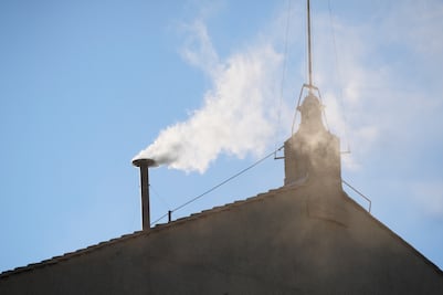 Humo blanco en la Capilla Sixtina: "Habemus Papam"