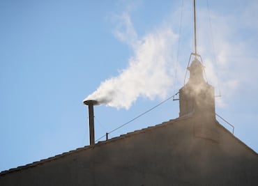 Humo blanco en la Capilla Sixtina: "Habemus Papam"