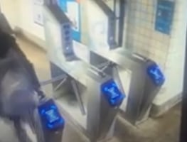 Hombre se rompe el cuello al saltar torniquetes de Metro de Nueva York