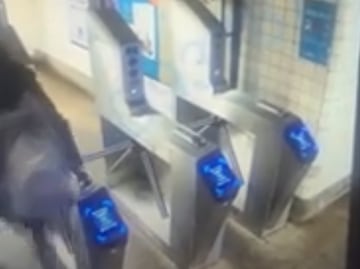 Hombre se rompe el cuello al saltar torniquetes de Metro de Nueva York